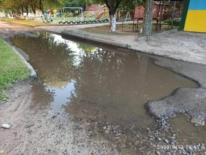 Жахливий стан: лучанин скаржаться на підтоплення двору