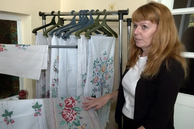 Студент з Донеччини передав луцькому музею три мішки вишитих речей (відео)