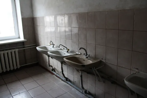 Таргани, відсутність води і холодні зими: скільки і за що платять у гуртожитках СНУ (фото)