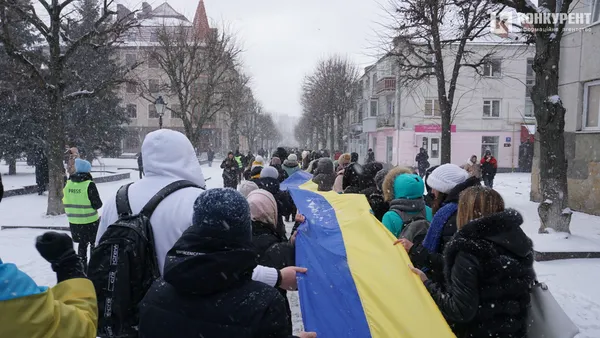 Свято єднання: у Луцьку розгорнули довжелезний стяг у День Соборності (фото, відео)