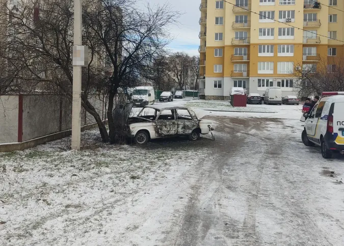 У Ковелі 18-річний юнак спалив «жигулі», бо не зміг «угнати» (фото, відео)