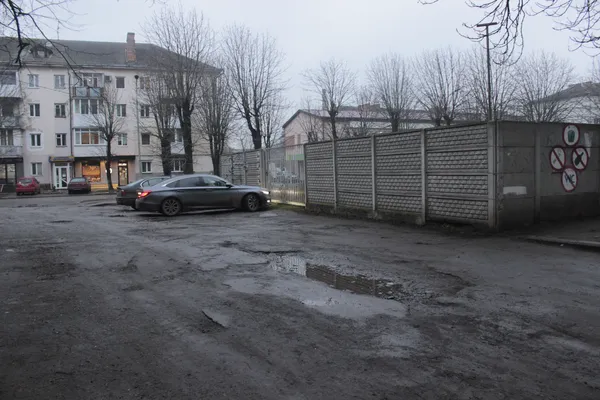 Комунальники перерили луцький двір, а місто не хоче його ремонтувати (фото)