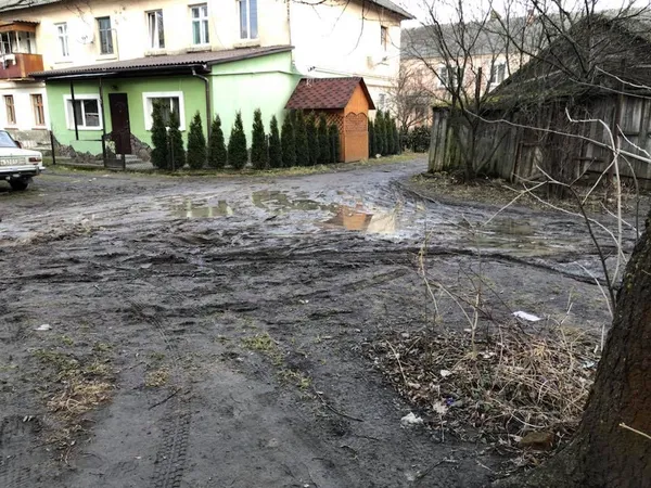 Двори у центральній частині Луцька потопають у багнюці (фото)