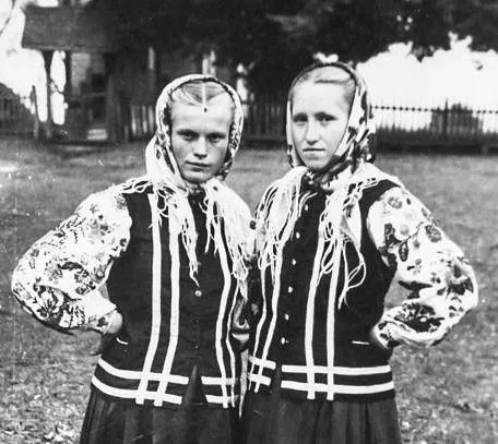 Яке вбрання носили сільські модниці Волині у середині XX століття