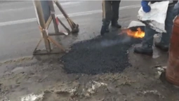 У Луцьку в сніг латають дороги (відео)