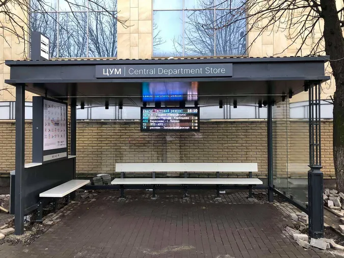 У Луцьку завершують встановлення першої розумної зупинки