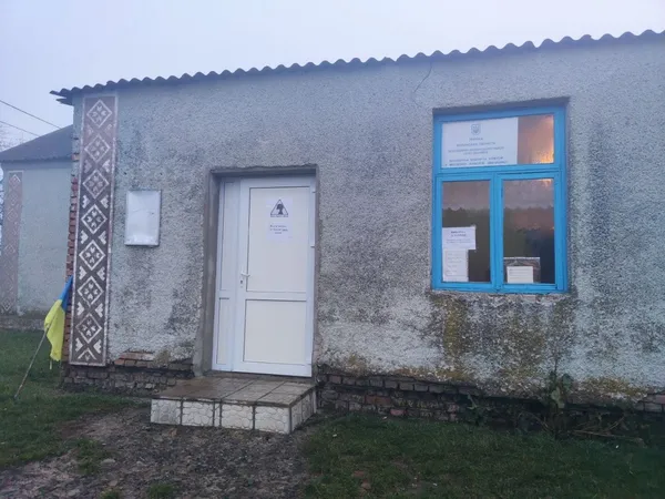 Нестача скриньок, голосування поза кабінкою, відсутність пандусів: на Волині фіксують порушення (фото)