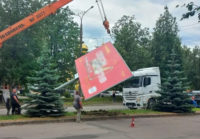Власники не платять місту: у Луцьку демонтували кілька рекламних бордів (відео)