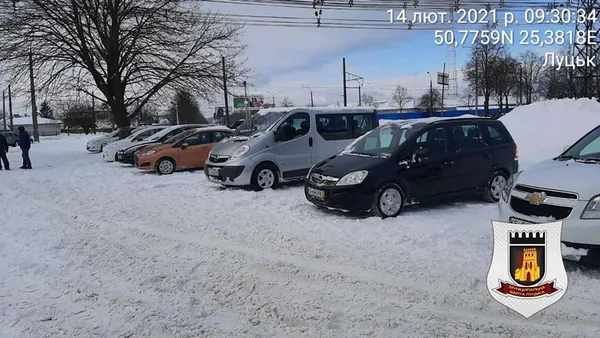 Муніципали оштрафували понад 200 водіїв, які приїхали на луцький авторинок (фото)