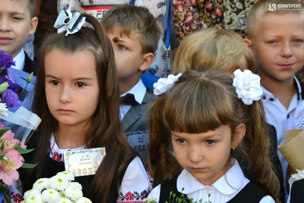 Якими були зачіски першокласниць луцької школи №9 (фото)