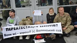Луцькі активісти "лежали" під адмінсудом проти поновлення "ментів" (оновлено)