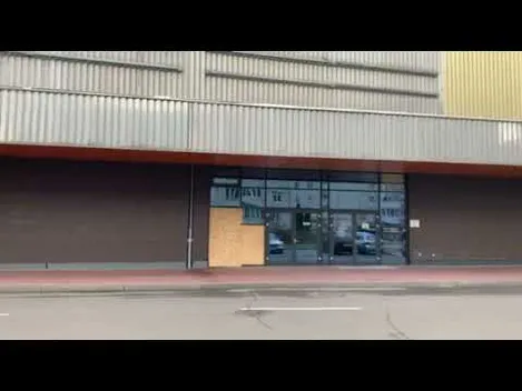 Після нічної ДТП двері у «Порт City» зашили фанерою (фото, відео)