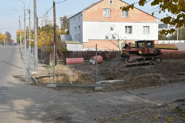 Як ремонтують прибудинкові території у Луцьку (фото)