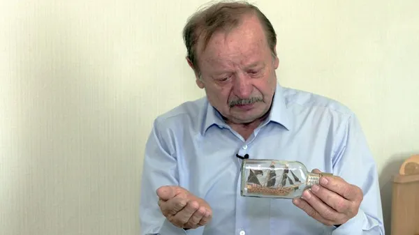 Кропітка робота: волинянин створює в пляшках мініатюри про війну (фото, відео)