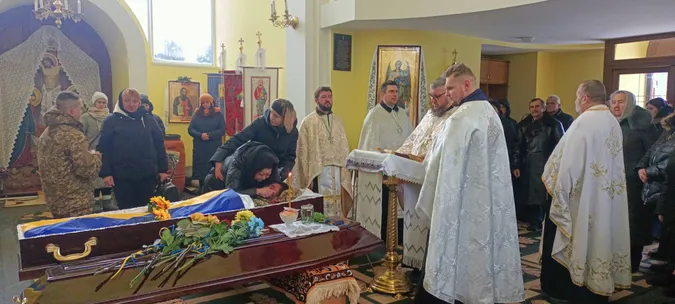 У громаді на Волині попрощалися з Героєм Денисом Деркачем (фото)