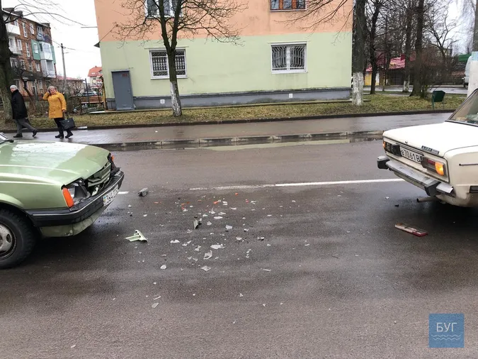 Пропустили пішохода: на Волині зіткнулися три автівки (фото)
