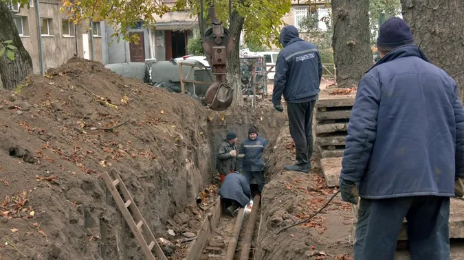 У Луцьку через витоки вісім будинків лишилися без опалення (відео)