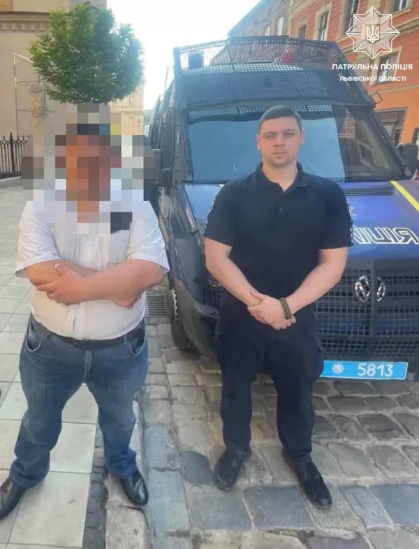Ловили сцикуна: чоловік помочився на львівський Оперний (фото)