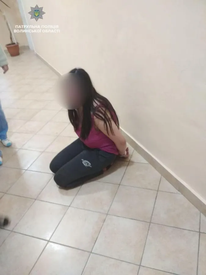 У Луцьку дівчина порізала собі вени і хотіла викинутися з балкона