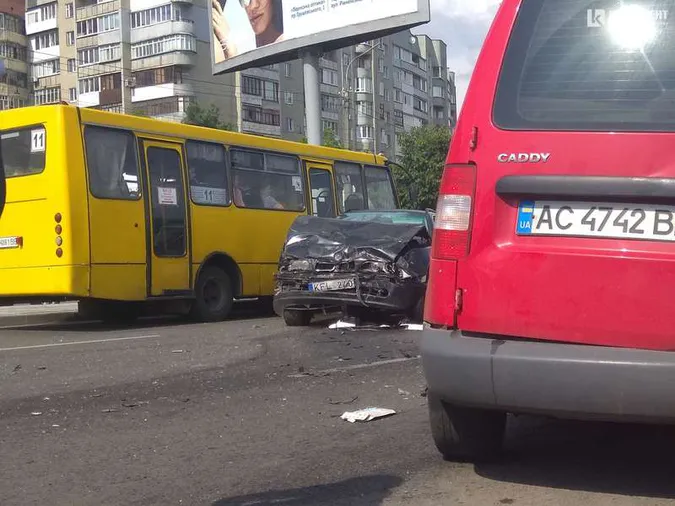 Показали момент зіткнення  BMW і Volkswagen в аварії на Соборності (відео)