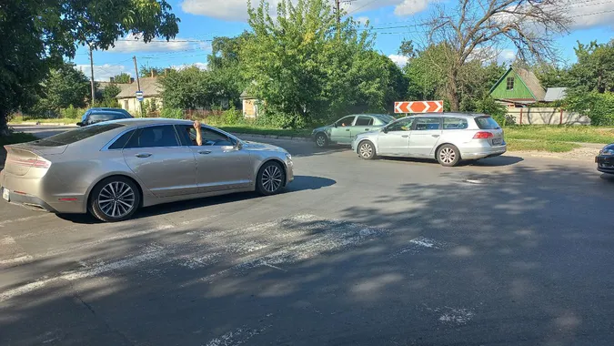 На Клима Савура в Луцьку з'явились нові дорожні знаки (фото)