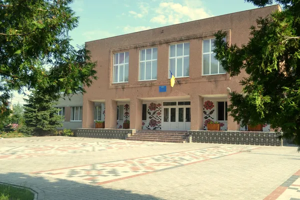 Під час атаки рф у кількох школах Луцька людей не пустили в укриття: що коїться (фото)