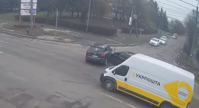Видно, хто винен: на камери потрапив момент зіткнення двох автомобілів на перехресті в Луцьку (відео)