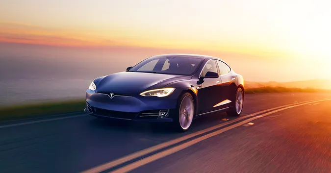 Tesla звинуватила екс-співробітників у шпигунстві