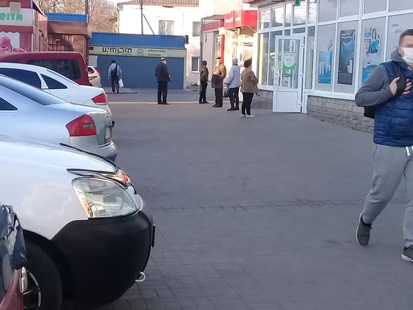 Від завтра в Луцьку  – особливий режим, а сьогодні – черги (фото)