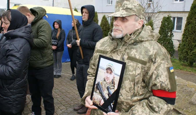 До останнього подиху – за Україну: Рожищенська громада попрощалася з Героєм Сергієм Мандзюком (фото)