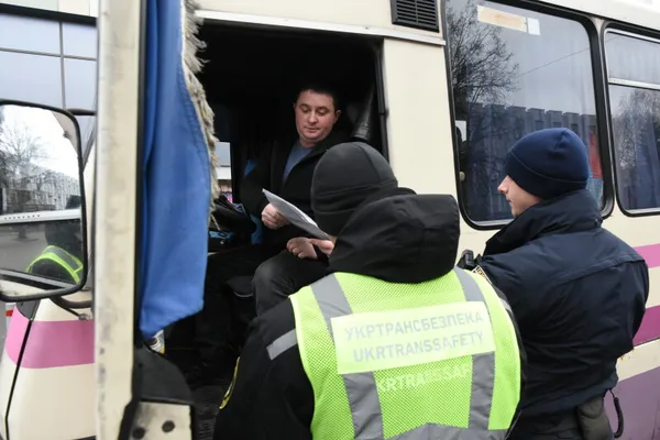 У Луцьку перевіряли, де зупиняється приміський і міський транспорт (фото)