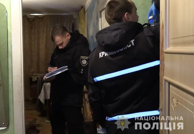 Киянин пригрозив дівчині вбивством, показавши труп бабусі у шафі