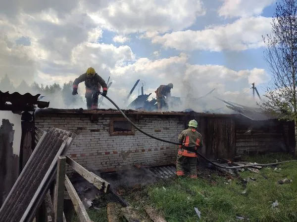 В селі на Волині загорілася солома – вогонь перекинувся на суху траву (фото)