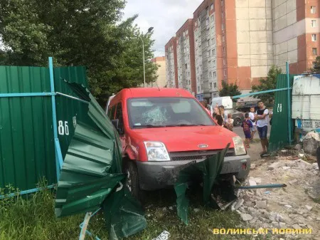 У Луцьку біля «Patio di Fiori» ДТП – легковик в'їхав в огорожу (фото,відео)