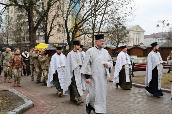 Луцька громада попрощалася із загиблим Героєм Олександром Повхом (фото)