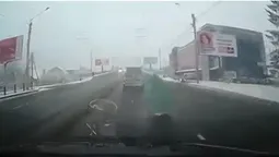 У Луцьку «летючий» гіпсокартон ледь не протаранив авто (відео)