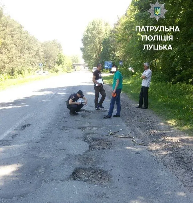 Посадовцям доведеться відповісти за ями на волинських дорогах
