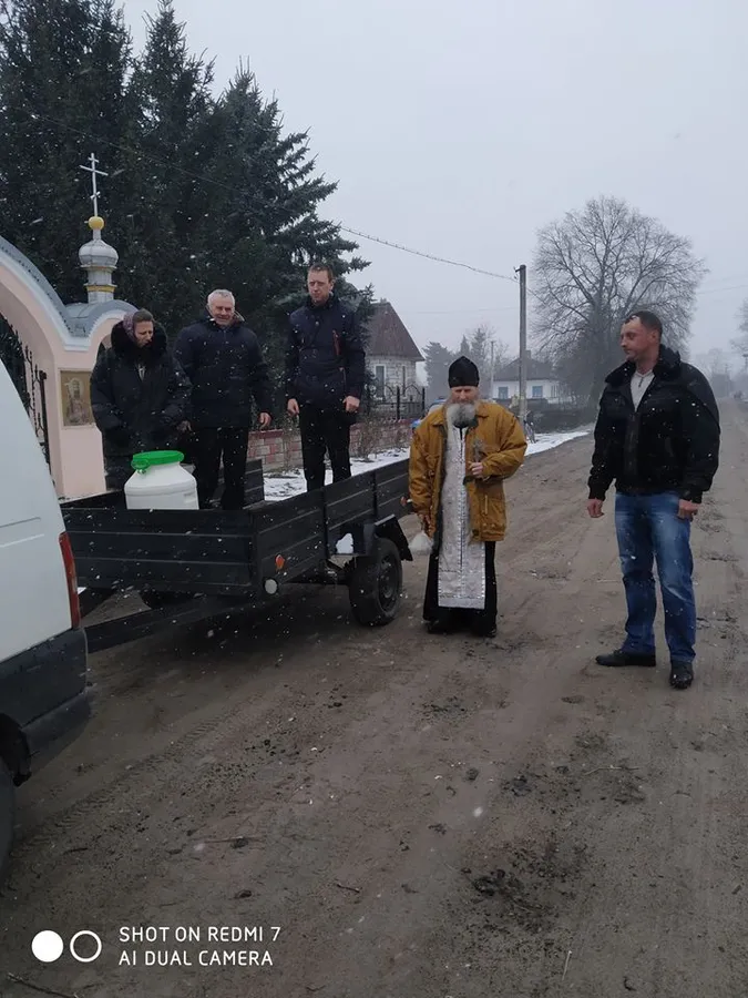 У селі на Волині священник освятив водою вулиці (фото)