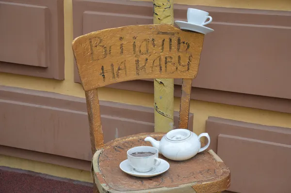 Біля кав'ярні можна побачити багато цікавих речей...