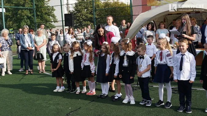 Квіти, дзвоники і діти: як у Луцькому ліцеї №9 відзначили 1 вересня (фото)