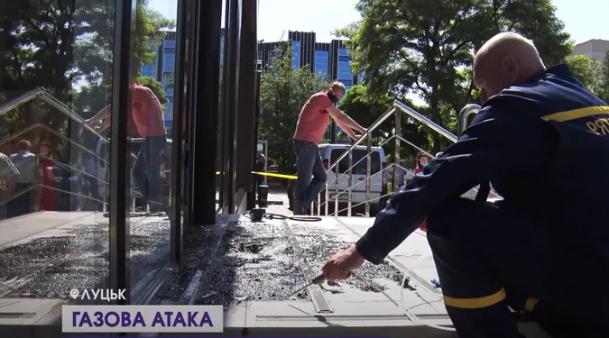 Клієнтський центр “Волиньгазу” облили чорною смердючою рідиною (відео)