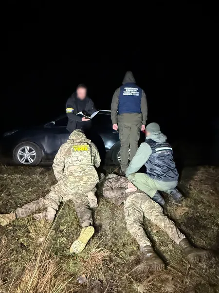 На Волині військовий і цивільний вели ухилянтів до Білорусі (фото)