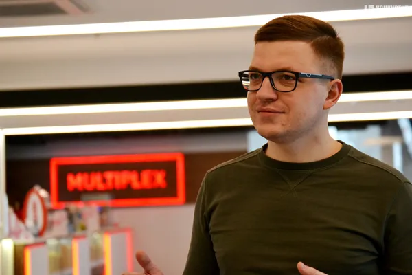 Ювілейний кіноперегляд: луцькі пенсіонери лишилися під враженнями від «Генія і безумця» (фото)
