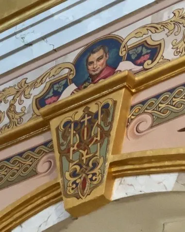 Фрески на стінах Луцького собору «прикрашають» бізнесмени (фото, відео)