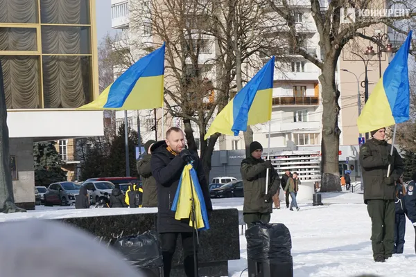 Свято єднання: у Луцьку розгорнули довжелезний стяг у День Соборності (фото, відео)