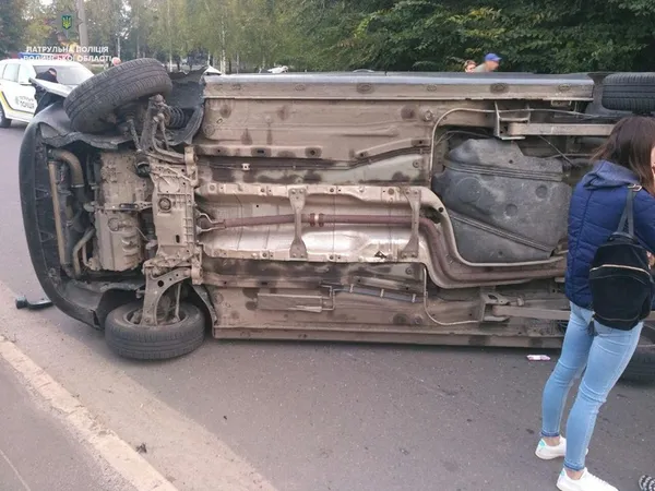 У Ковелі п'яний водій в'їхав у ВАЗ: авто перекинулося на бік (фото)