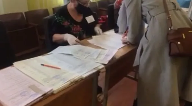 У Ковелі перевіряв документи та видавав бюлетені один член комісії (відео)