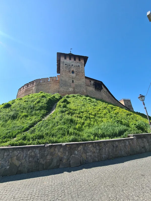 Цвітуть кульбабки і бузок: травень біля стін Луцького замку (фото)