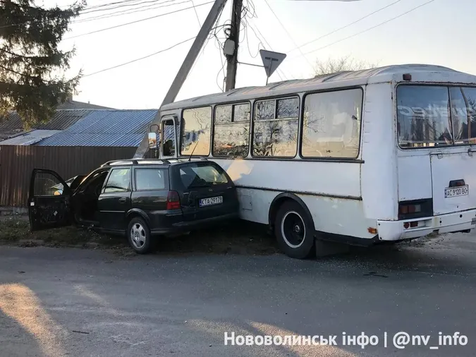 У Нововолинську автобус протаранив легковик – є травмовані (фото)