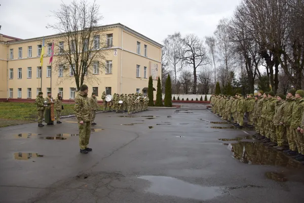 На Волині майже півсотні строковиків вирушили до рідних домівок (фото)